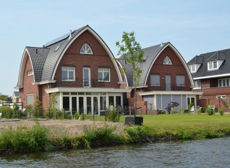 Twee vrijstaande woningen te Voorschoten